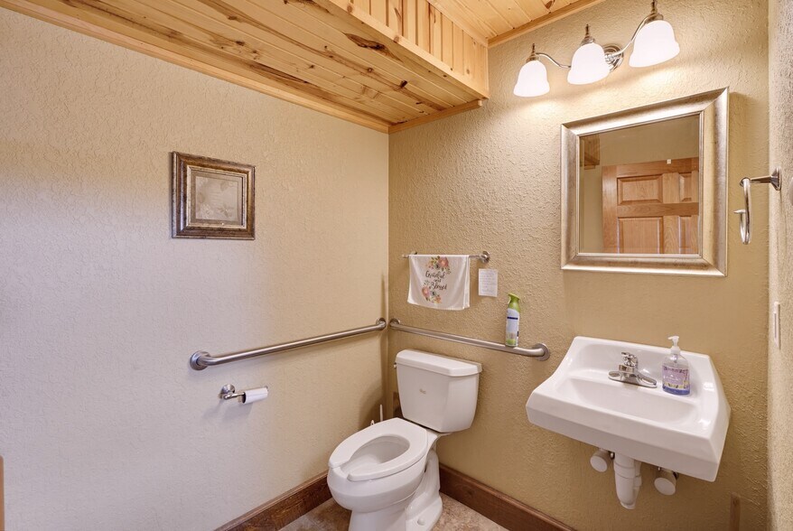 More Photos Of 1100 Mount Rushmore Rd, Custer Flex For Sale