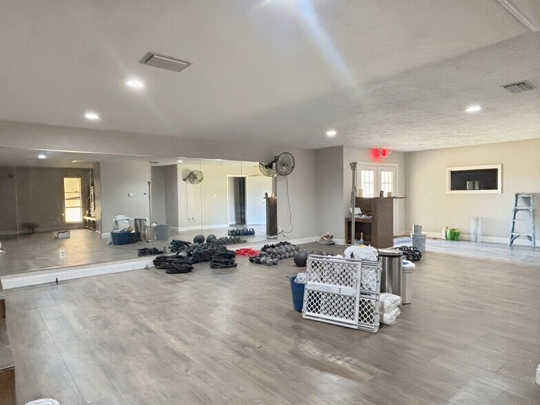 More Photos Of 1806 E 50th St, Texarkana Flex For Sale