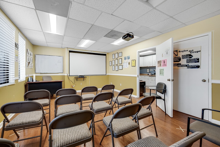 More Photos Of 101 Chestnut St, Gaithersburg Medical For Sale