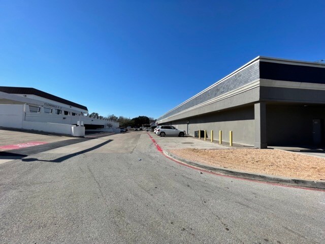 More Photos Of 400 N Coit Rd, Richardson General Retail For Lease