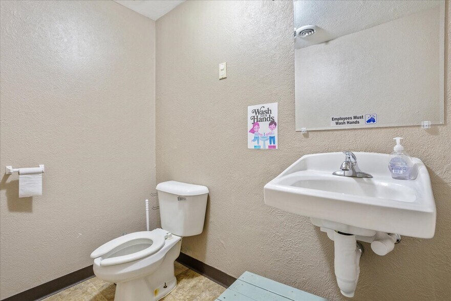 More Photos Of 1904 E 15th St, Cheyenne Office For Sale