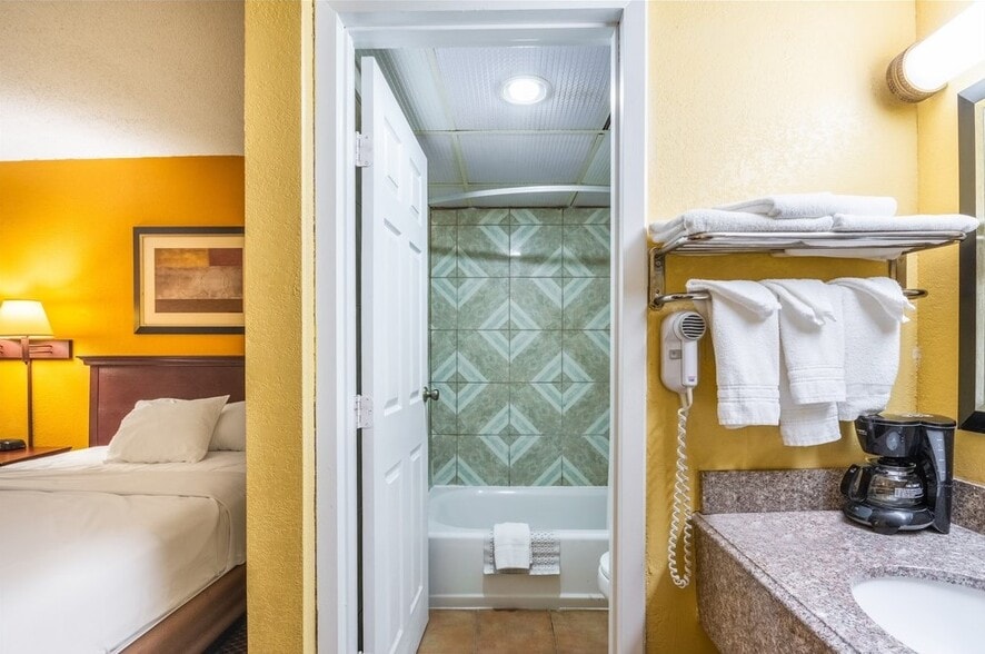 More Photos Of 2500 S Main St, Elk City Hotel For Sale