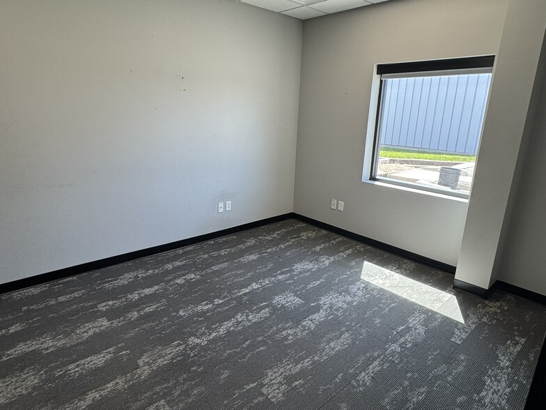 More Photos Of 16180 Laurel St, Waukee Flex For Lease