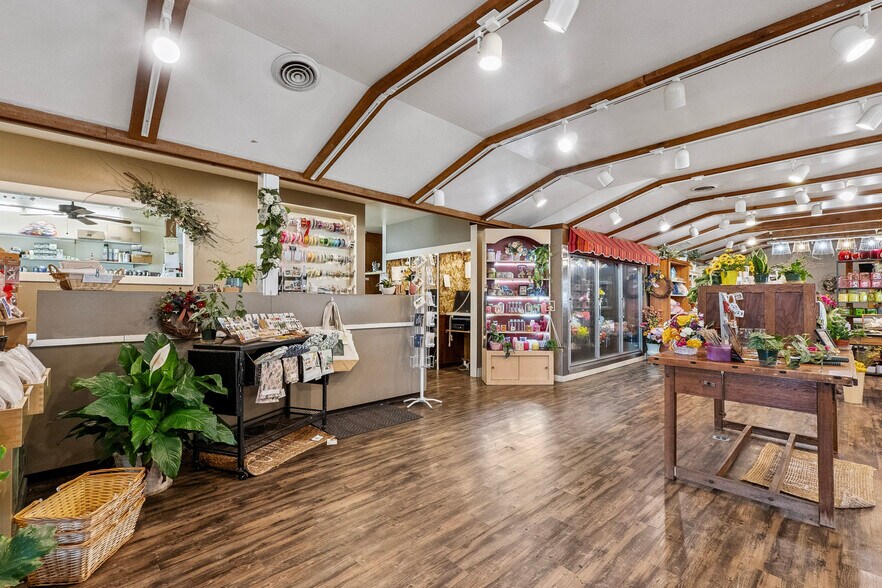 More Photos Of 1126 E State St, Sycamore Storefront Retail Residential For Sale