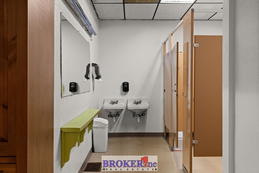 More Photos Of 225 N Wolcott St, Casper Flex For Sale