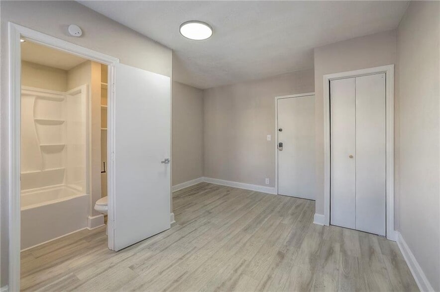 More Photos Of 109 E 40th St, Kansas City Apartments For Sale