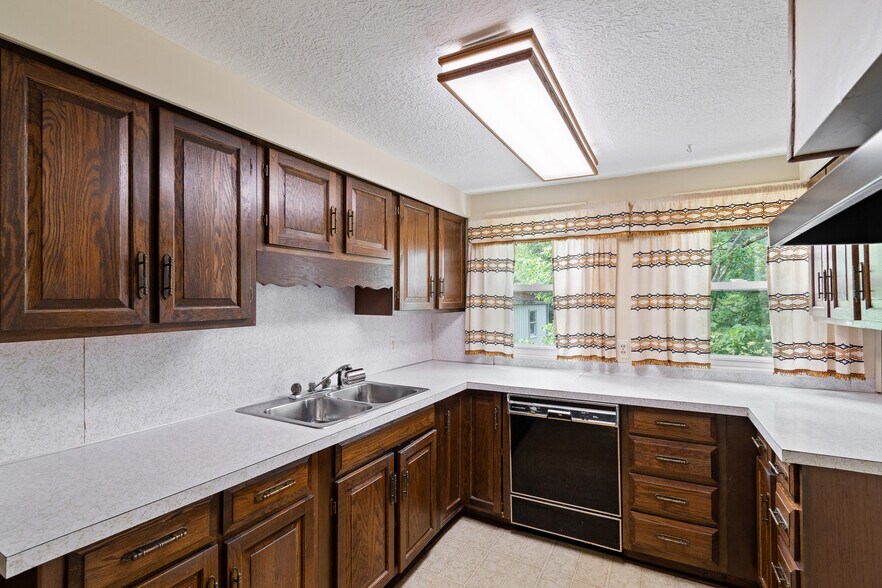 More Photos Of 608 Applegrove St NW, North Canton Office For Sale
