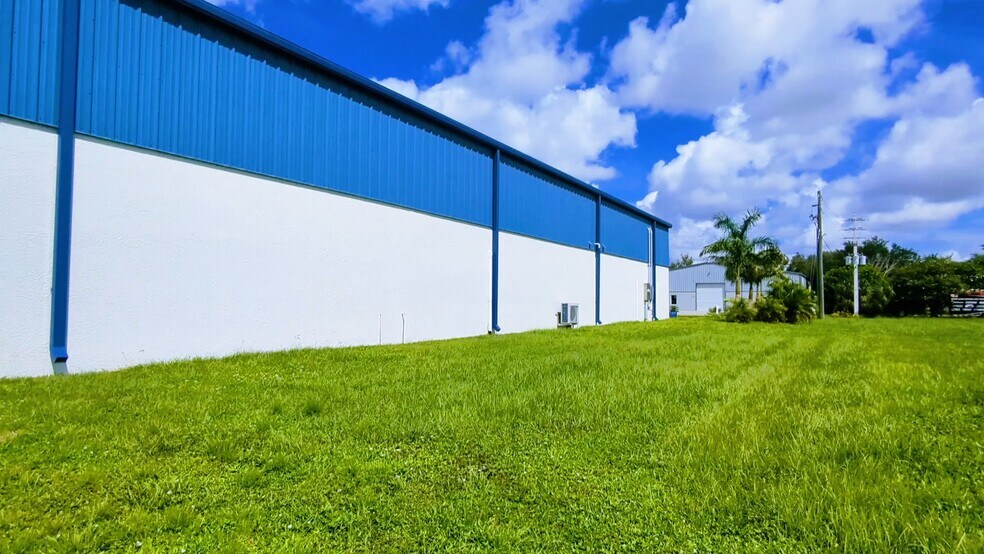 More Photos Of 2328 72nd Dr E, Sarasota Warehouse For Sale