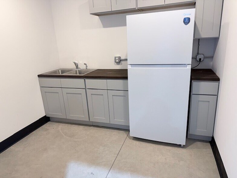 More Photos Of 8939 S Sprinkle Rd, Portage Warehouse For Lease