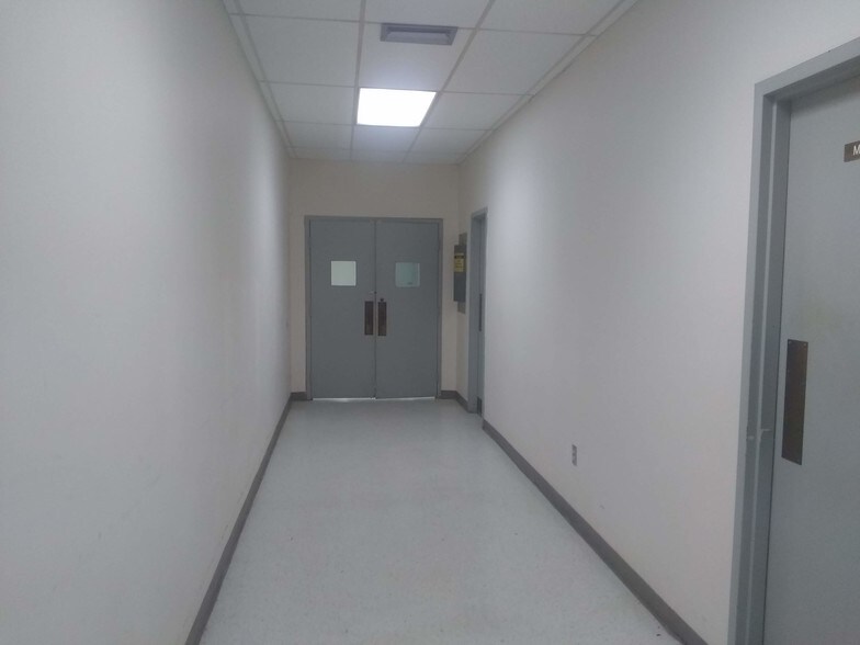More Photos Of 4 Mall Terrace, Savannah Showroom For Sale