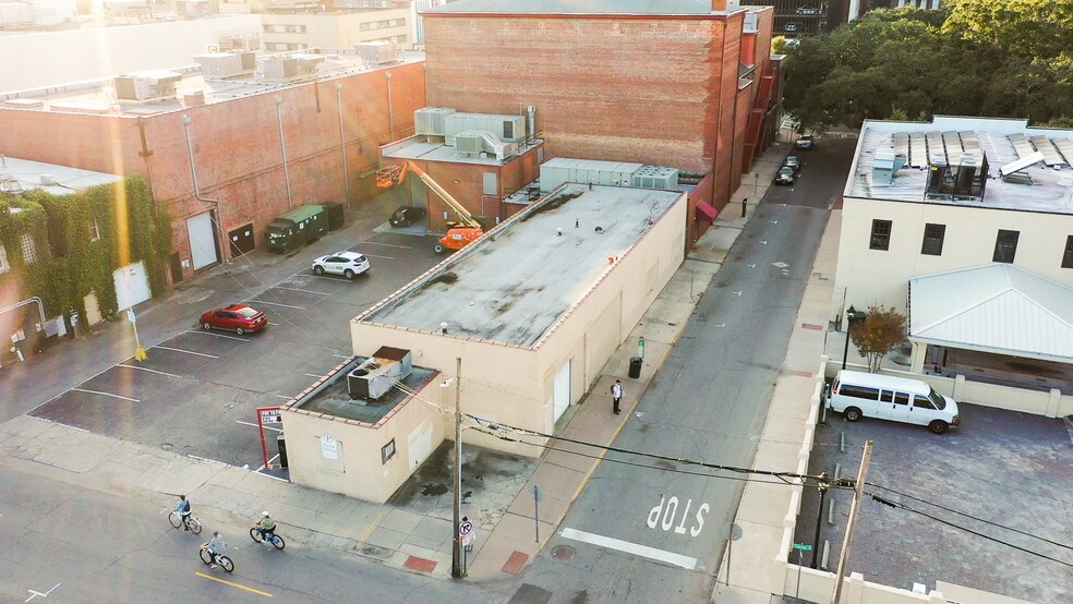 More Photos Of 215 E Congress St, Savannah Storefront For Lease