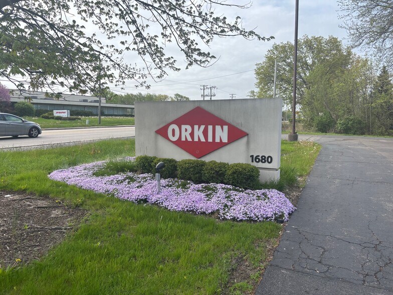 More Photos Of 1680 N Delany Rd, Gurnee Office For Sale