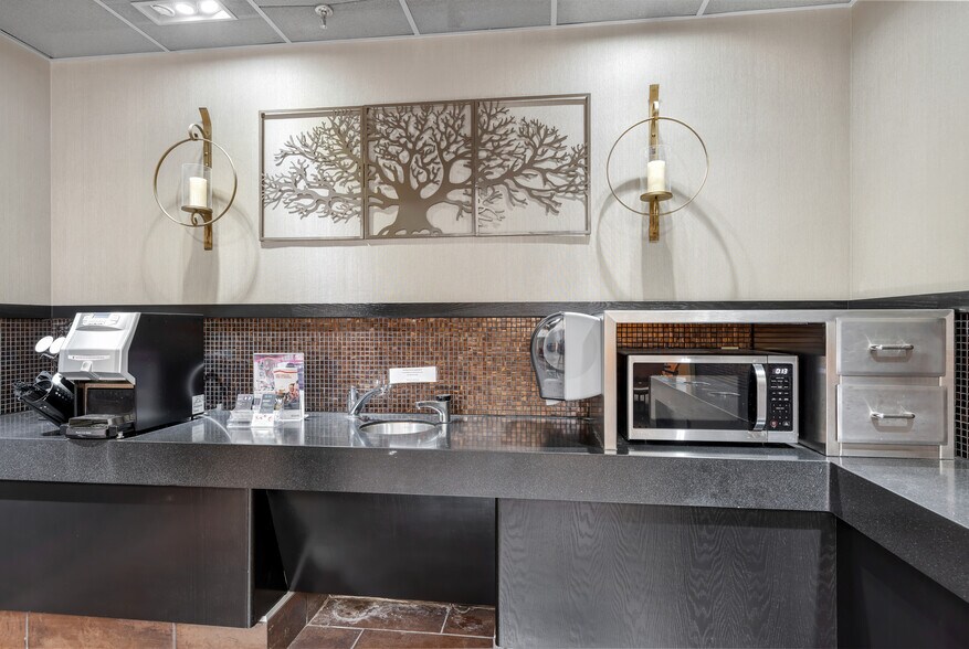 More Photos Of 2055 Craigshire Rd, Saint Louis Office For Lease