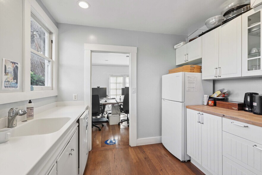 More Photos Of 655-675 Forest Ave, Palo Alto Office For Sale