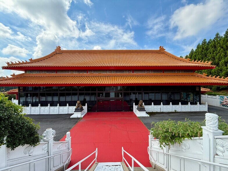 More Photos Of 320 E Commerce Ave, High Point Showroom For Sale