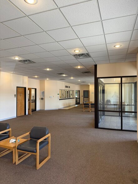 More Photos Of 413-431 S Landmark Ave, Bloomington Medical For Lease