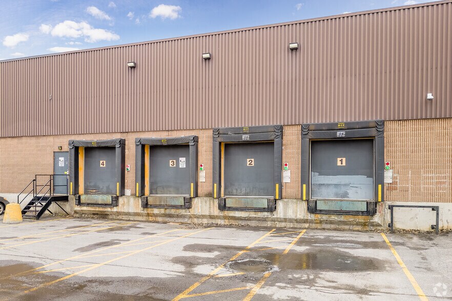 More Photos Of 6000 Boul Thimens, Montréal Warehouse For Sale
