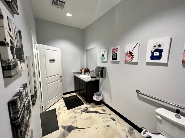 More Photos Of 1308 N Frazier St, Conroe Service For Sale