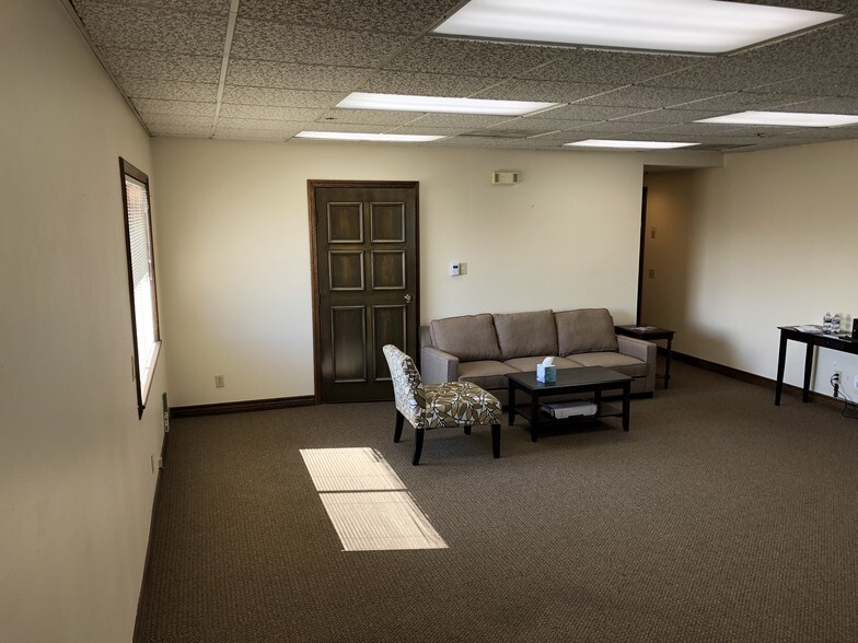 More Photos Of 250 E Easy St, Simi Valley Office For Lease
