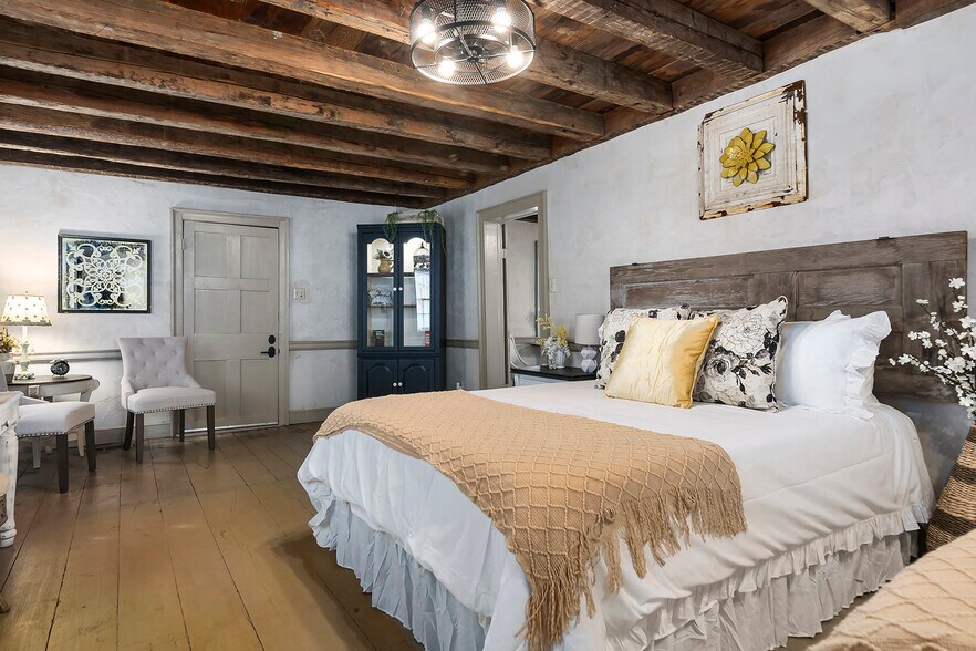 More Photos Of 104 E Austin St, Fredericksburg Storefront Retail Residential For Sale