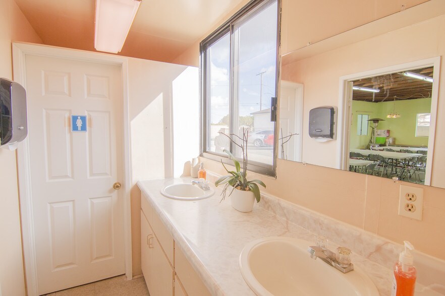 More Photos Of 21529 Menlo Ave, Torrance Light Manufacturing For Sale