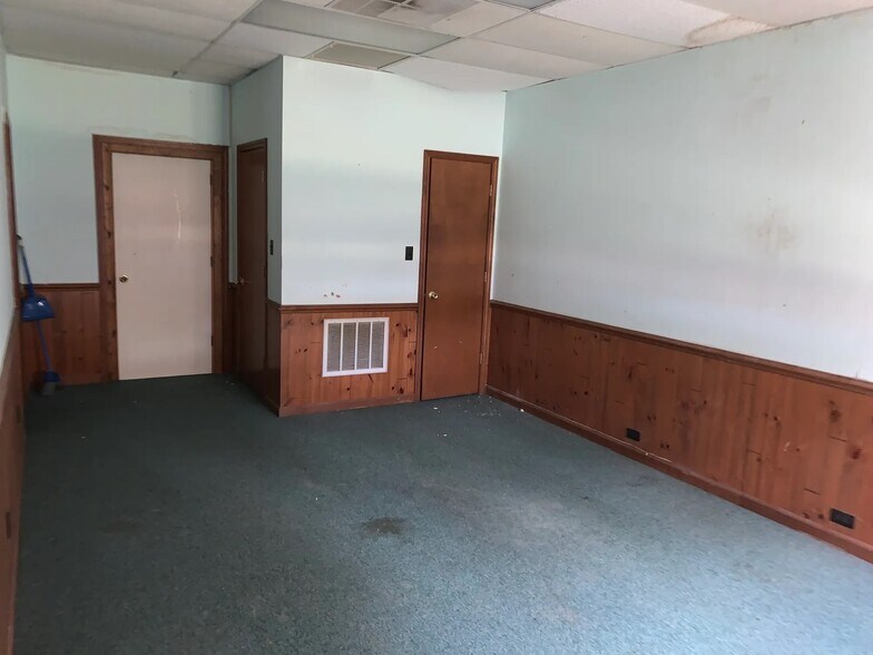 More Photos Of 727–729 Anderson St., Belton General Retail For Lease
