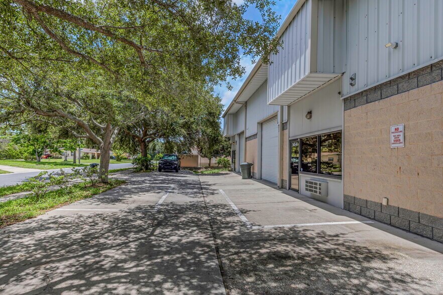 More Photos Of 565 Frederica Ln, Dunedin Warehouse For Lease