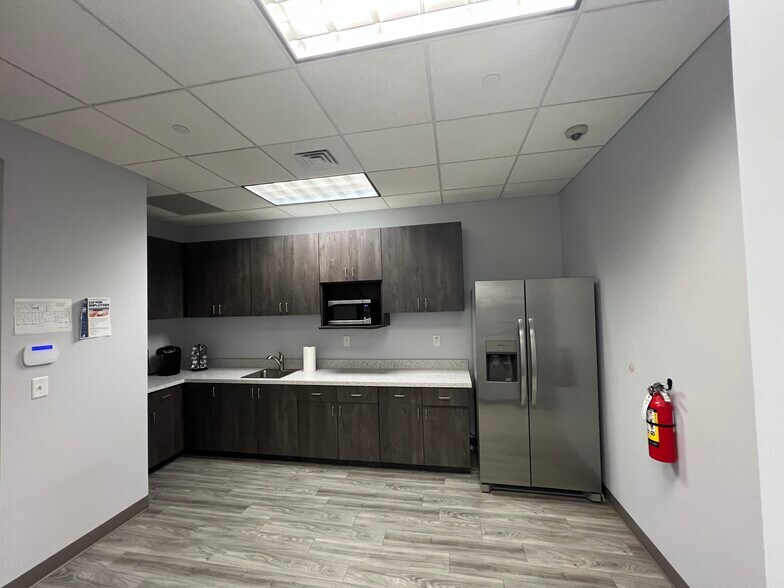 More Photos Of 5701 W Talavi Blvd, Glendale Office For Lease