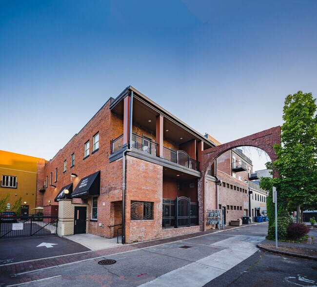 More Photos Of 447 State St, Salem Apartments For Lease