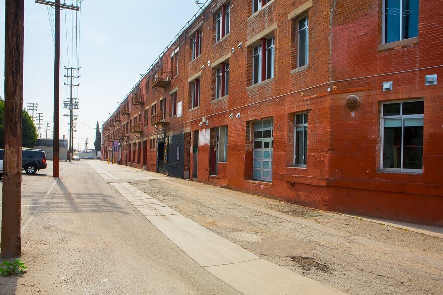 More Photos Of 2079 E 15th St, Los Angeles Flex For Lease