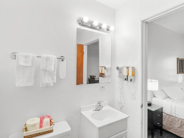 More Photos Of 475 W Main St, Escalante Hotel For Sale