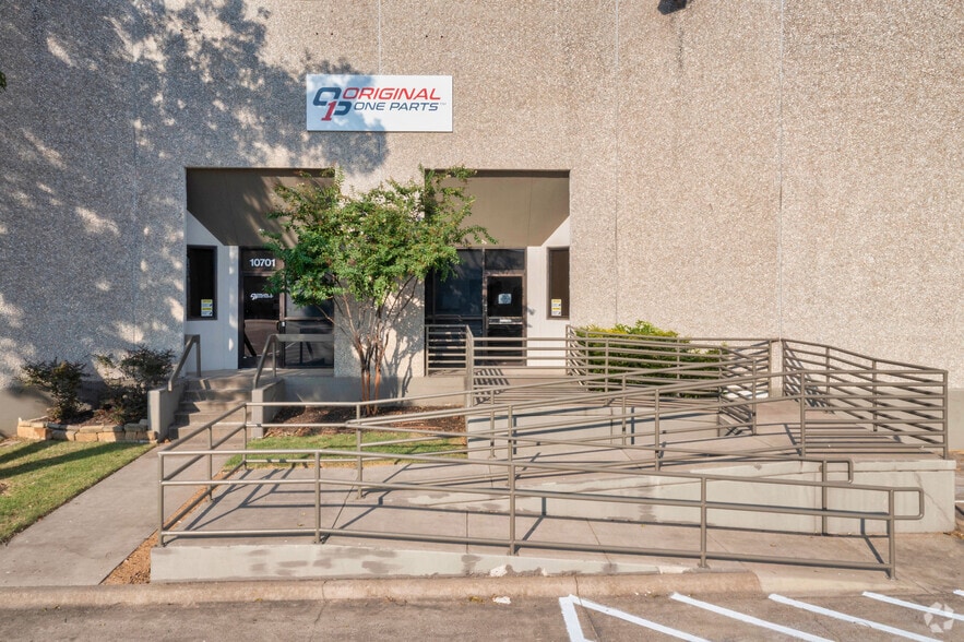 More Photos Of 10701-10737 King William Dr, Dallas Distribution For Lease