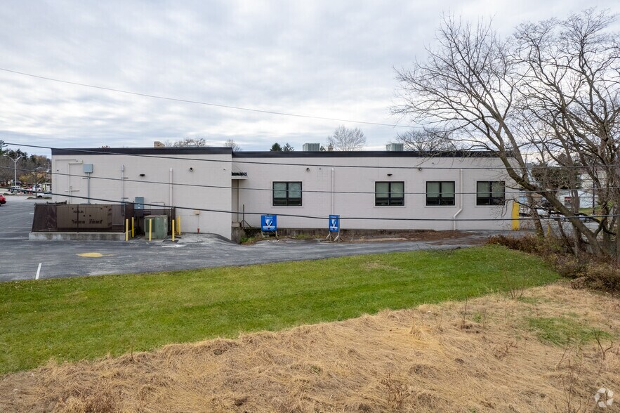 More Photos Of 1071 Edgar St, York Storefront Retail Office For Sale