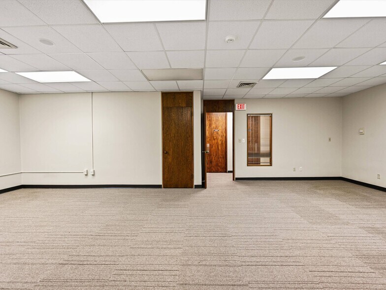 More Photos Of 1805 John F Kennedy Rd, Dubuque Freestanding For Sale