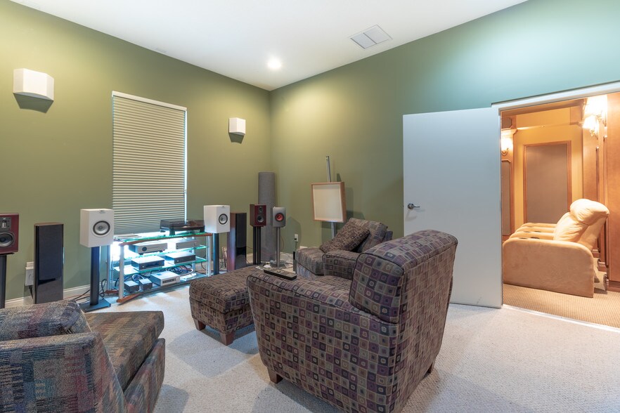 More Photos Of 8780 Perimeter Park Ct, Jacksonville Storefront Retail Office For Lease