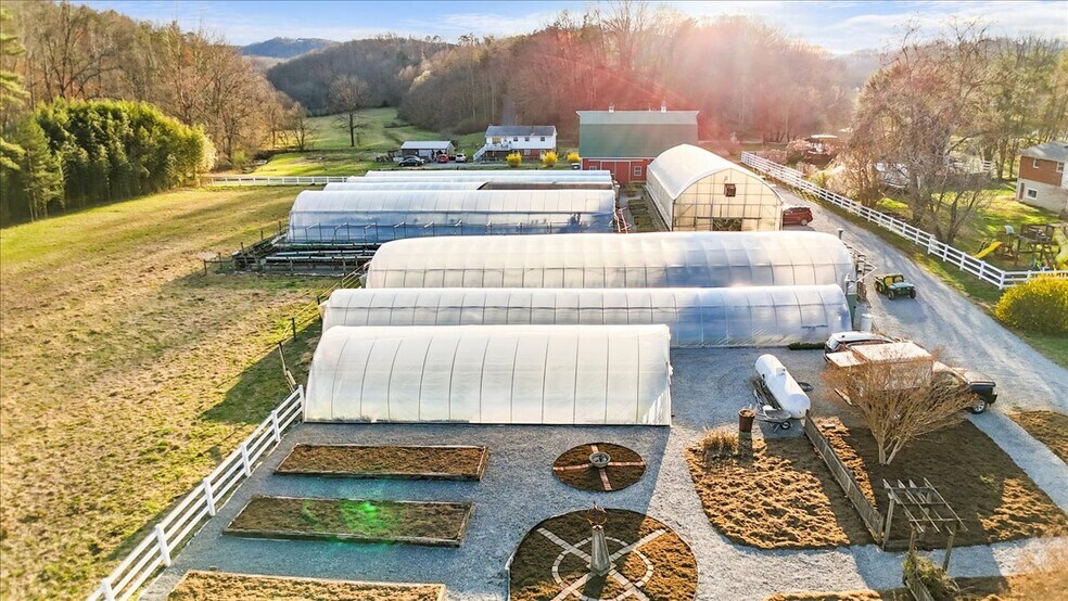 More Photos Of 1356 Coopers Cove Rd, Hardy Specialty For Sale