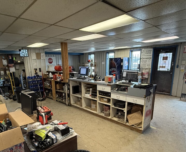 More Photos Of 2026 Oak Grove Rd, Grande Pointe Industrial For Lease
