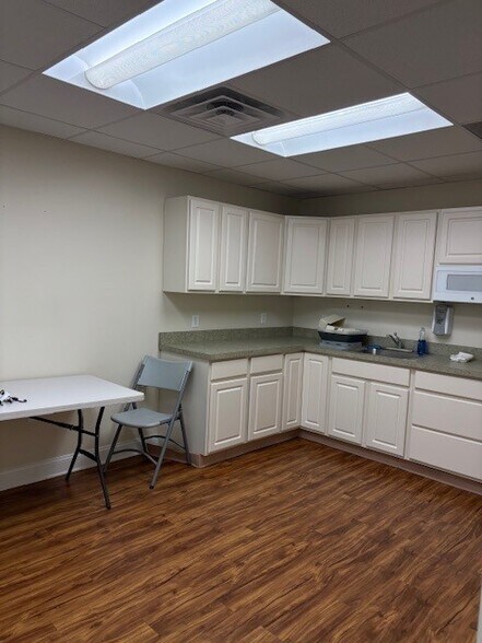 More Photos Of 418 Roosevelt Dr, Derby General Retail For Lease