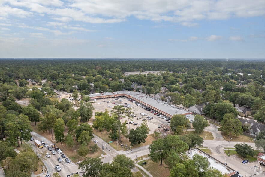 More Photos Of 1522-1580 Kingwood Dr, Kingwood Storefront For Lease