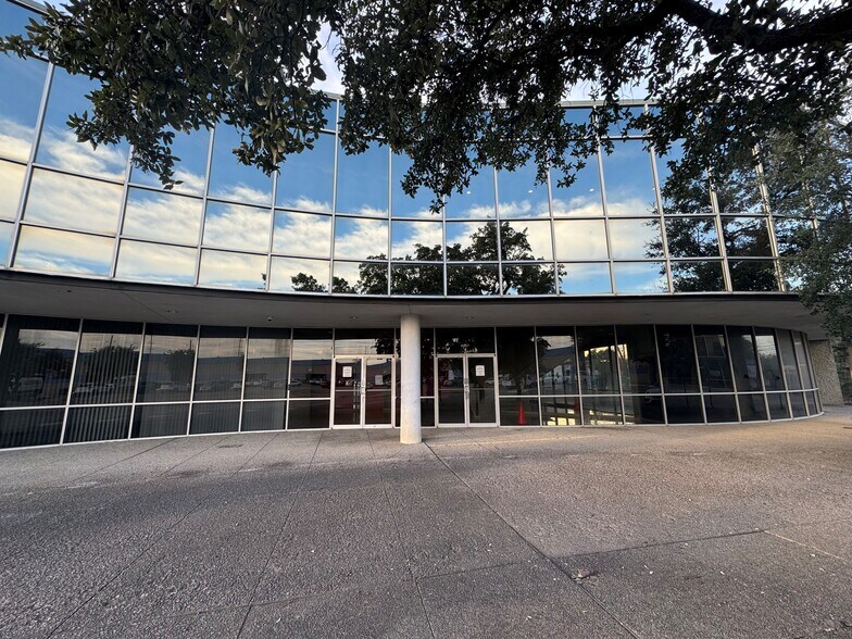 More Photos Of 2607 Walnut Hill Ln, Dallas Office For Lease