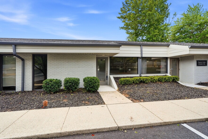 More Photos Of 600 Houze Way, Roswell Medical For Lease