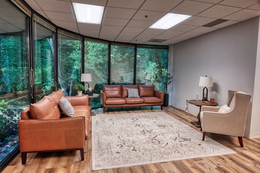 More Photos Of 9755 Dogwood Rd, Roswell Office For Lease