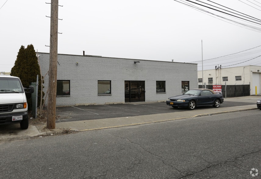 More Photos Of 84 Toledo St, Farmingdale Warehouse For Lease