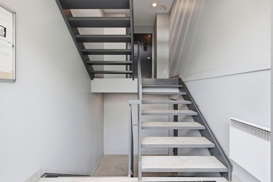 More Photos Of 1074 Ch Du Côteau-Rouge, Longueuil Apartments For Sale