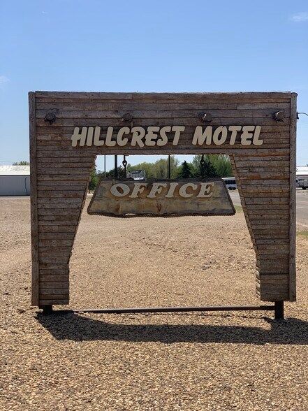 More Photos Of 1122 Douglas Ave, Beaver Hotel For Sale