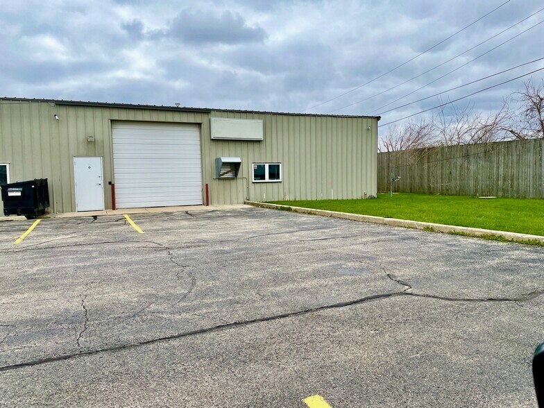 More Photos Of 211 E Higgins Rd, Gilberts Manufacturing For Lease