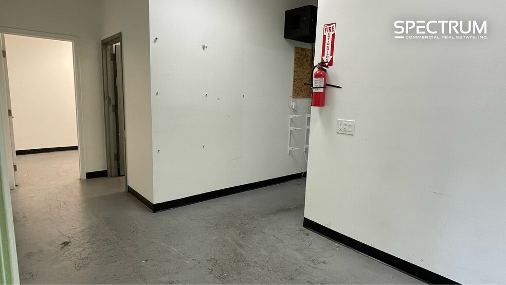 More Photos Of 18517 Victory Blvd, Reseda Storefront For Lease