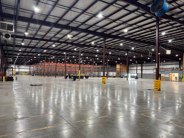 More Photos Of 5201 Park Emerson Dr, Indianapolis Distribution For Lease