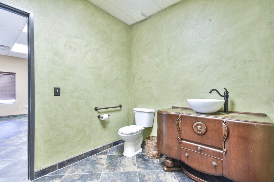 More Photos Of 1401 W Main St, Duncan Flex For Lease