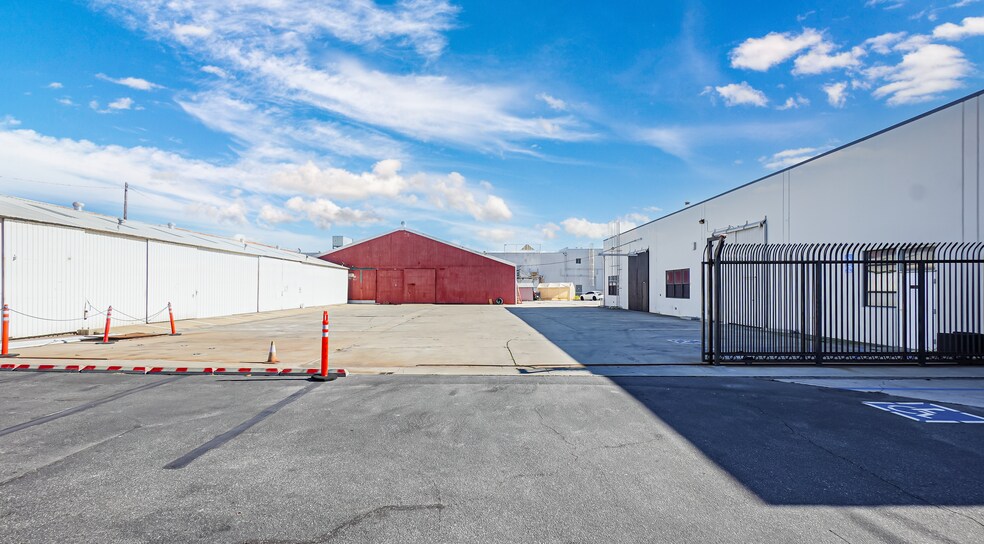 More Photos Of 600 Lairport St, El Segundo Warehouse For Lease